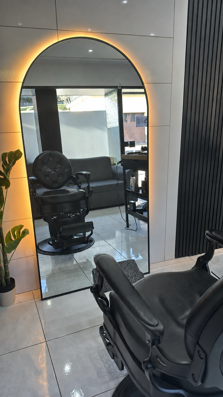 Intérieur du salon M'Cut avec ambiance chaleureuse